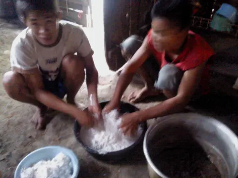 Work together to make bamboo rice