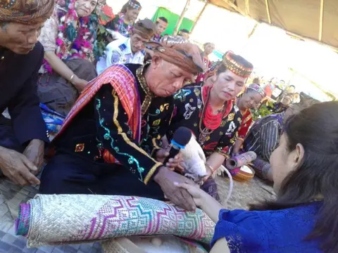 Mebingka'i (Acara khusus untuk penghormatan dan penerimaan secara adat)