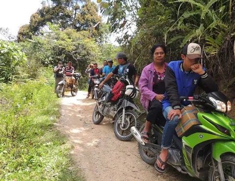 Ojek off road dari Bandara Rampi ke desa Dodolo