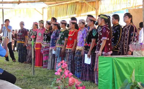 Para penyanyi dalam ibadah Peluncuran