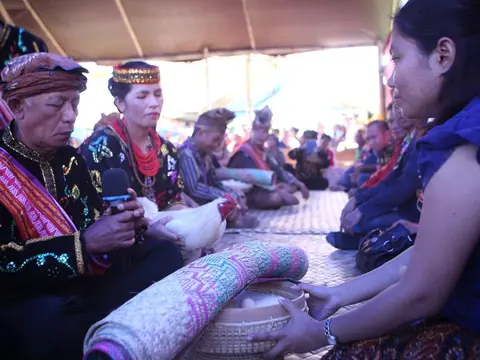 Penyambutan Adat dengan beras, telur dan tikar